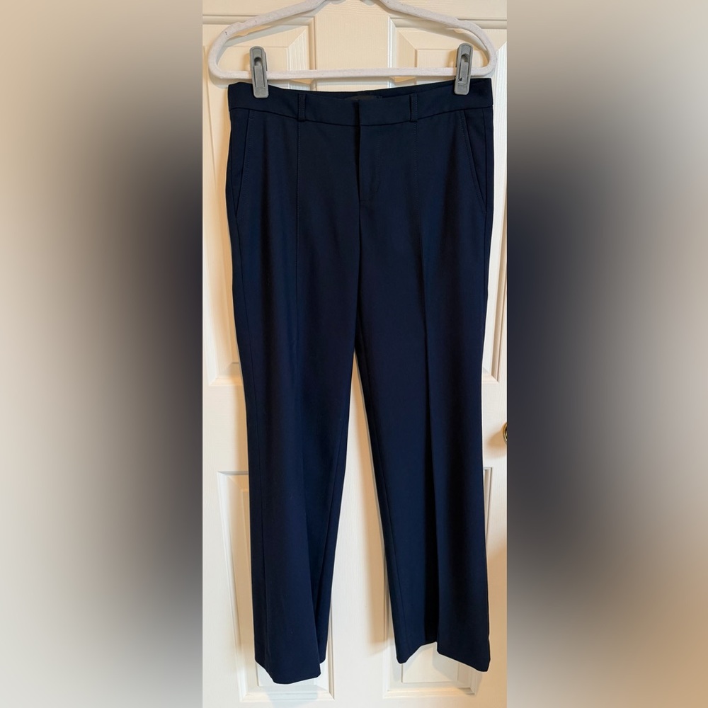 Banana Republic Classic Navy Dress Pants.
Size 6. EUC